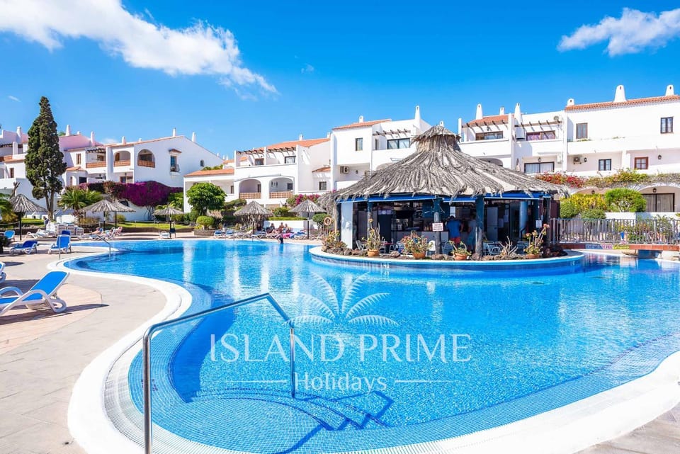 Swimming pool, sunbed
