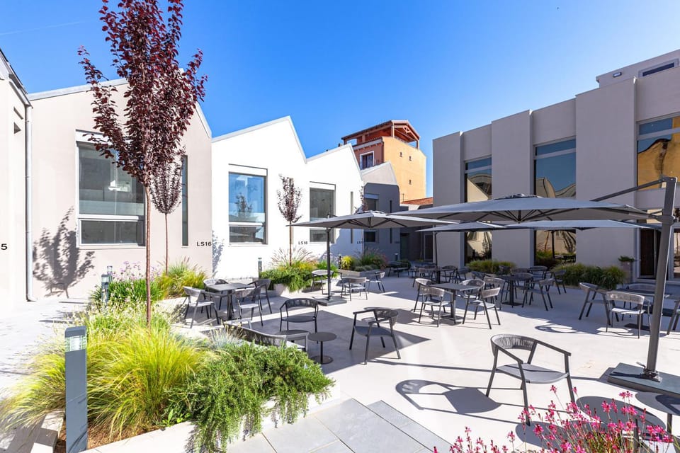 Property building, Garden, Balcony/Terrace