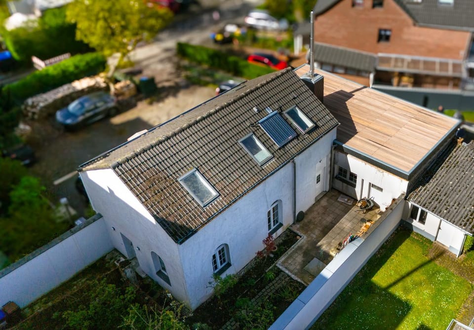 Property building, Day, Neighbourhood, Bird's eye view, Street view, Location, Parking