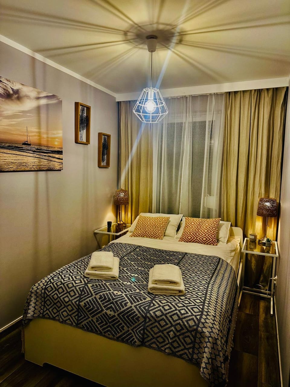 Bed, Bedroom, towels