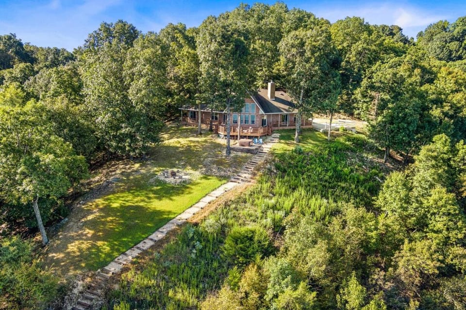 Birds Eye Retreat-10 acres on Beaver Lake-Hot Tub House in Beaver Lake