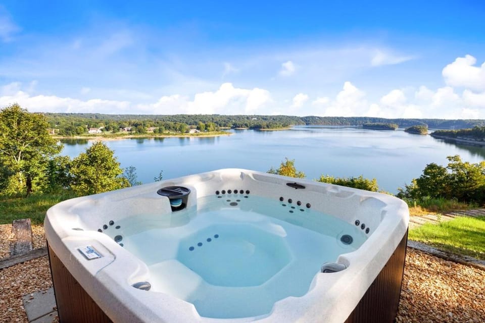 Birds Eye Retreat-10 acres on Beaver Lake-Hot Tub House in Beaver Lake