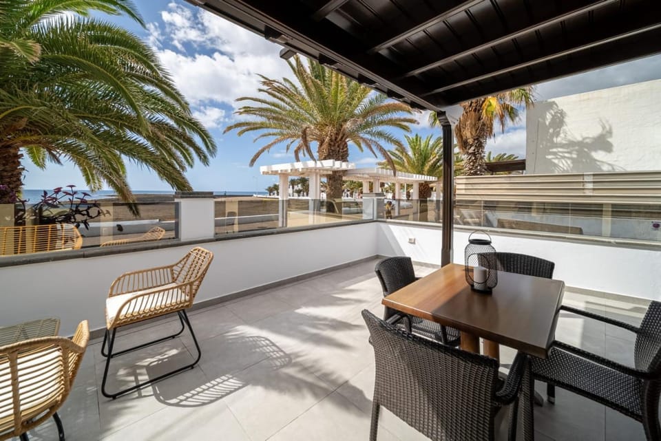 Property building, Balcony/Terrace, Living room