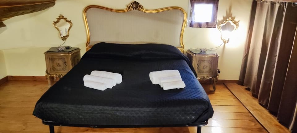 Bed, Bedroom, towels