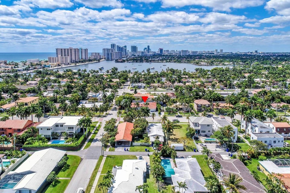 Property building, Nearby landmark, Neighbourhood, Natural landscape, Bird's eye view, Lake view, Sea view