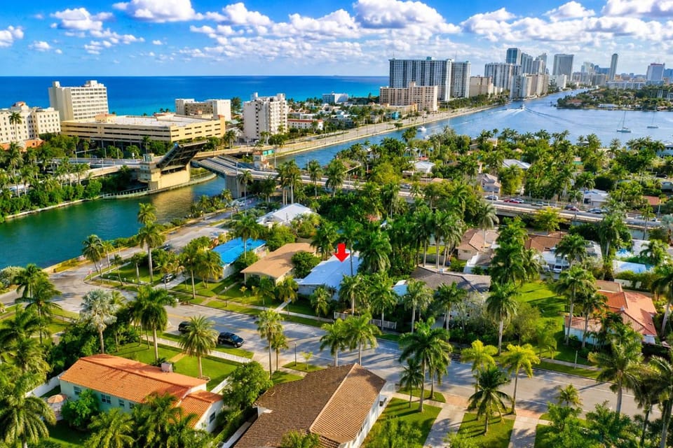 Property building, Neighbourhood, Bird's eye view, City view, Lake view, Sea view