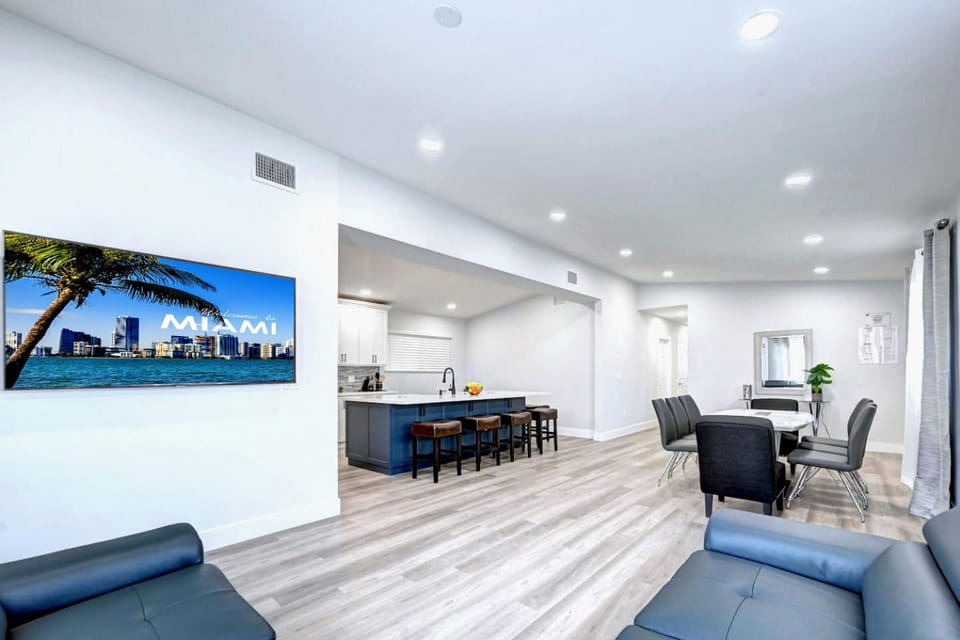 TV and multimedia, Kitchen or kitchenette, Living room, Seating area, Dining area