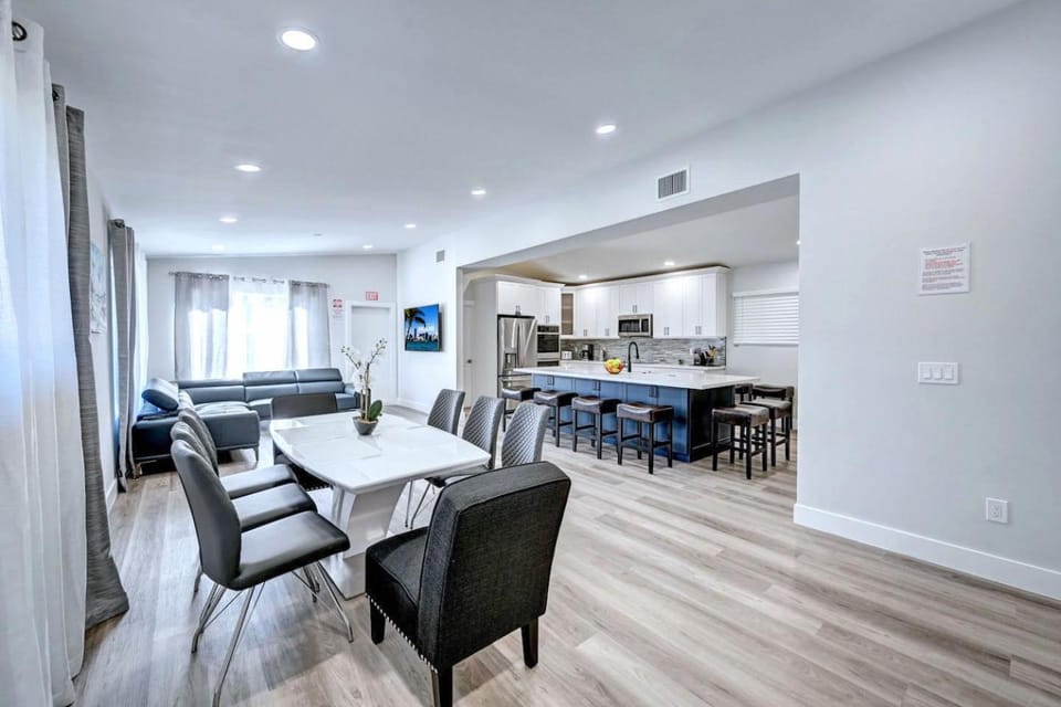 Kitchen or kitchenette, Living room, Seating area, Dining area