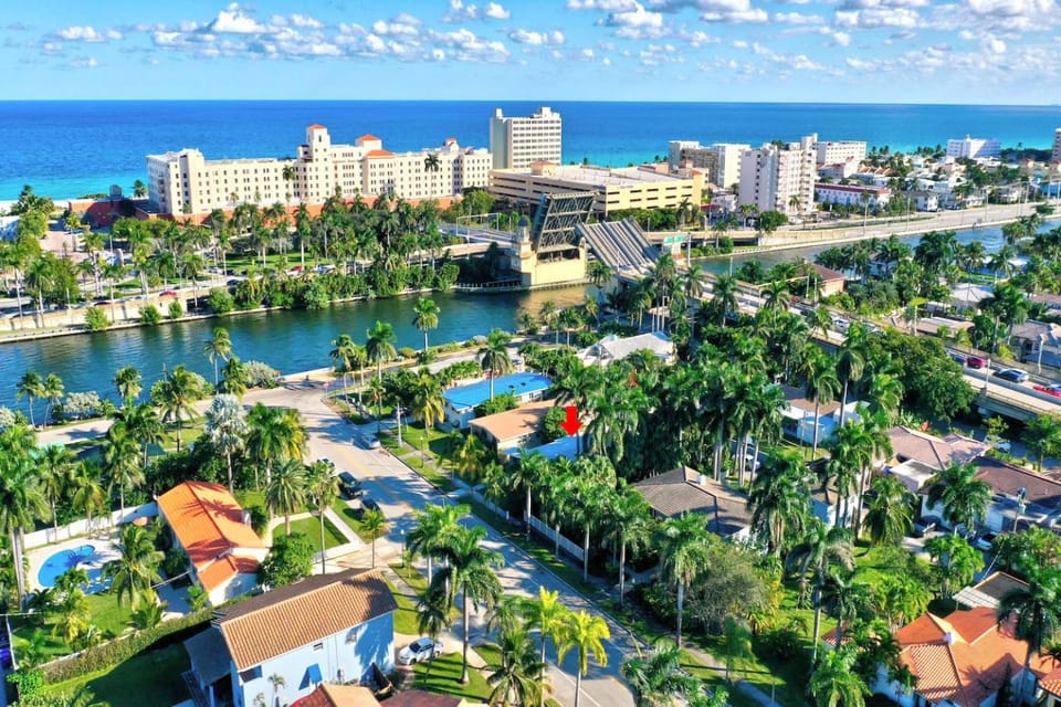 Property building, Bird's eye view, City view, Lake view, Sea view, Location