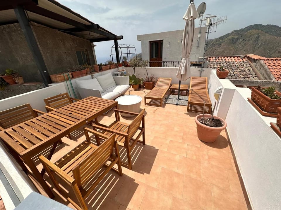 Property building, Balcony/Terrace, Living room, Swimming pool