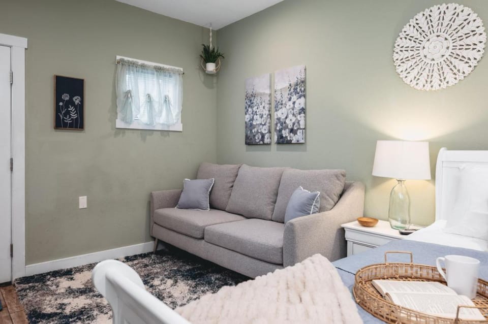 Bed, Seating area, Bedroom