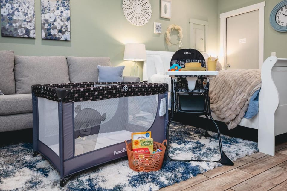 Bed, Seating area