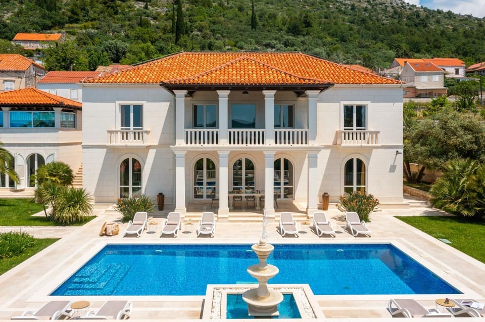 BBQ facilities, Balcony/Terrace, Dining area, Garden view, Mountain view, Sea view, Swimming pool, air conditioner