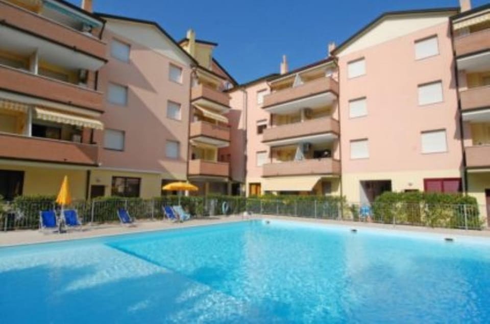 Neighbourhood, Other, Area and facilities, Swimming pool