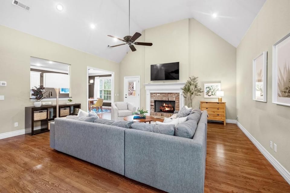 Willow Tree Retreat-10 min to U of A House in Fayetteville