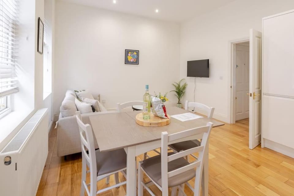 Beautiful 1 Bed Flat 2 Minute Walk To Camden Station Apartment in London Borough of Islington