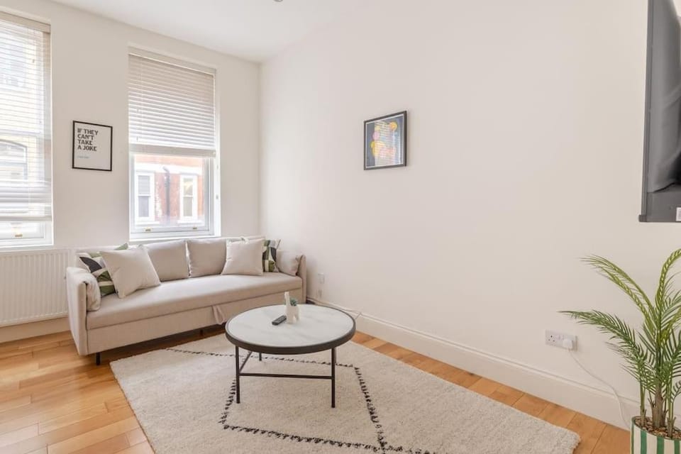 Beautiful 1 Bed Flat 2 Minute Walk To Camden Station Apartment in London Borough of Islington
