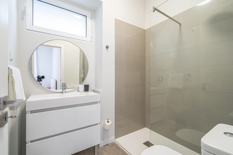 Shower, Toilet, towels