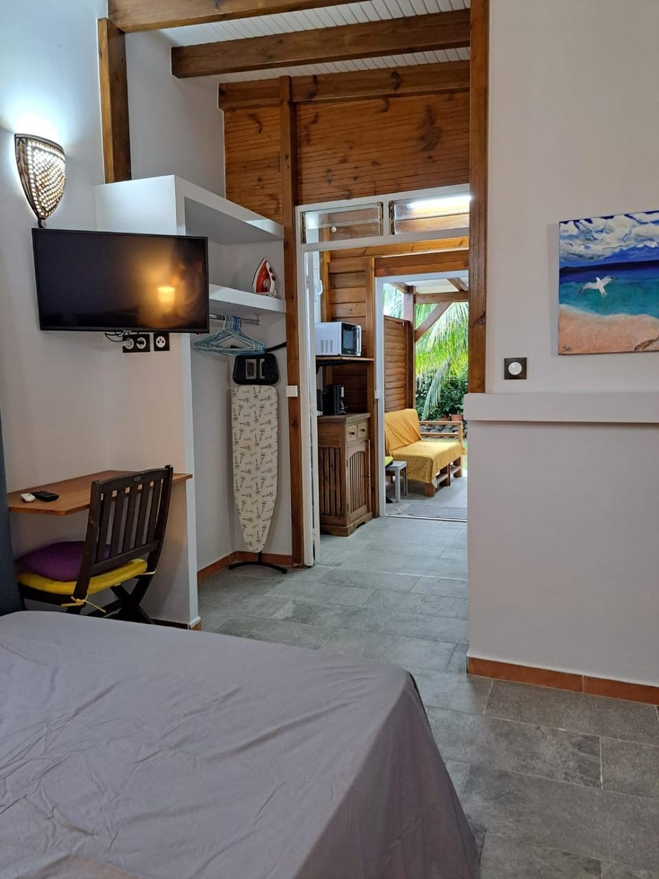 Bed, TV and multimedia, Bedroom, hair dresser