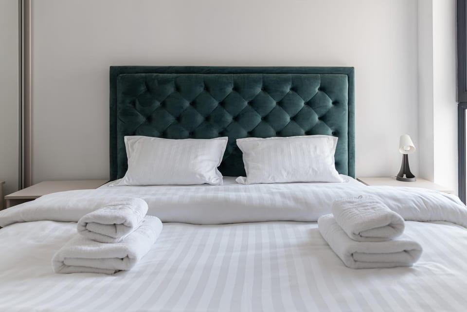 Bed, Bedroom, towels