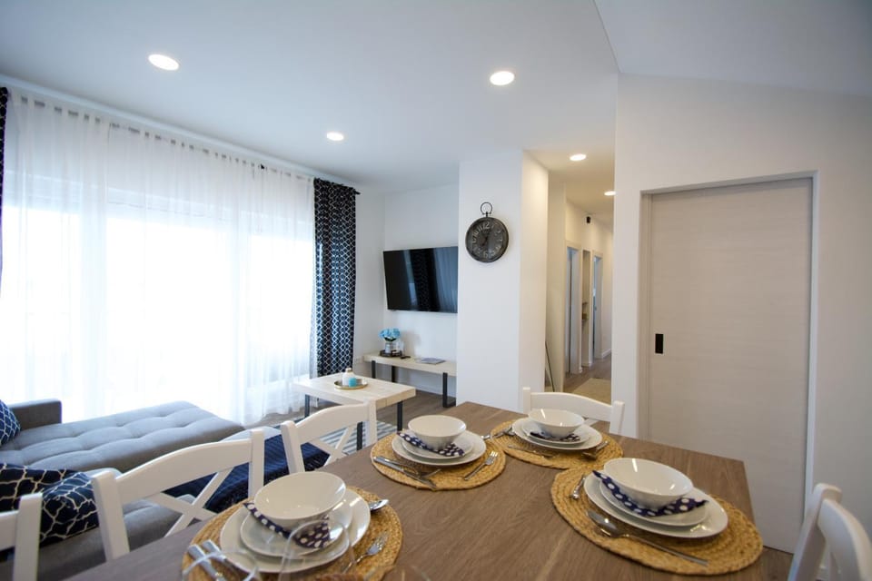 TV and multimedia, Living room, Seating area, Dining area
