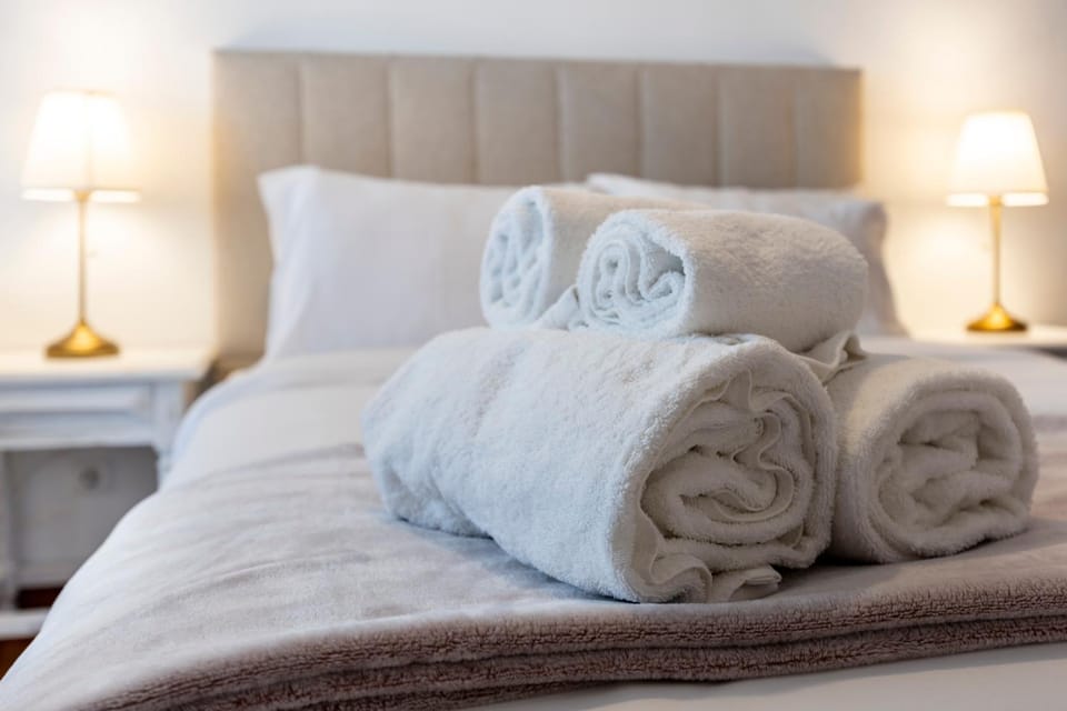 Bed, Bedroom, towels