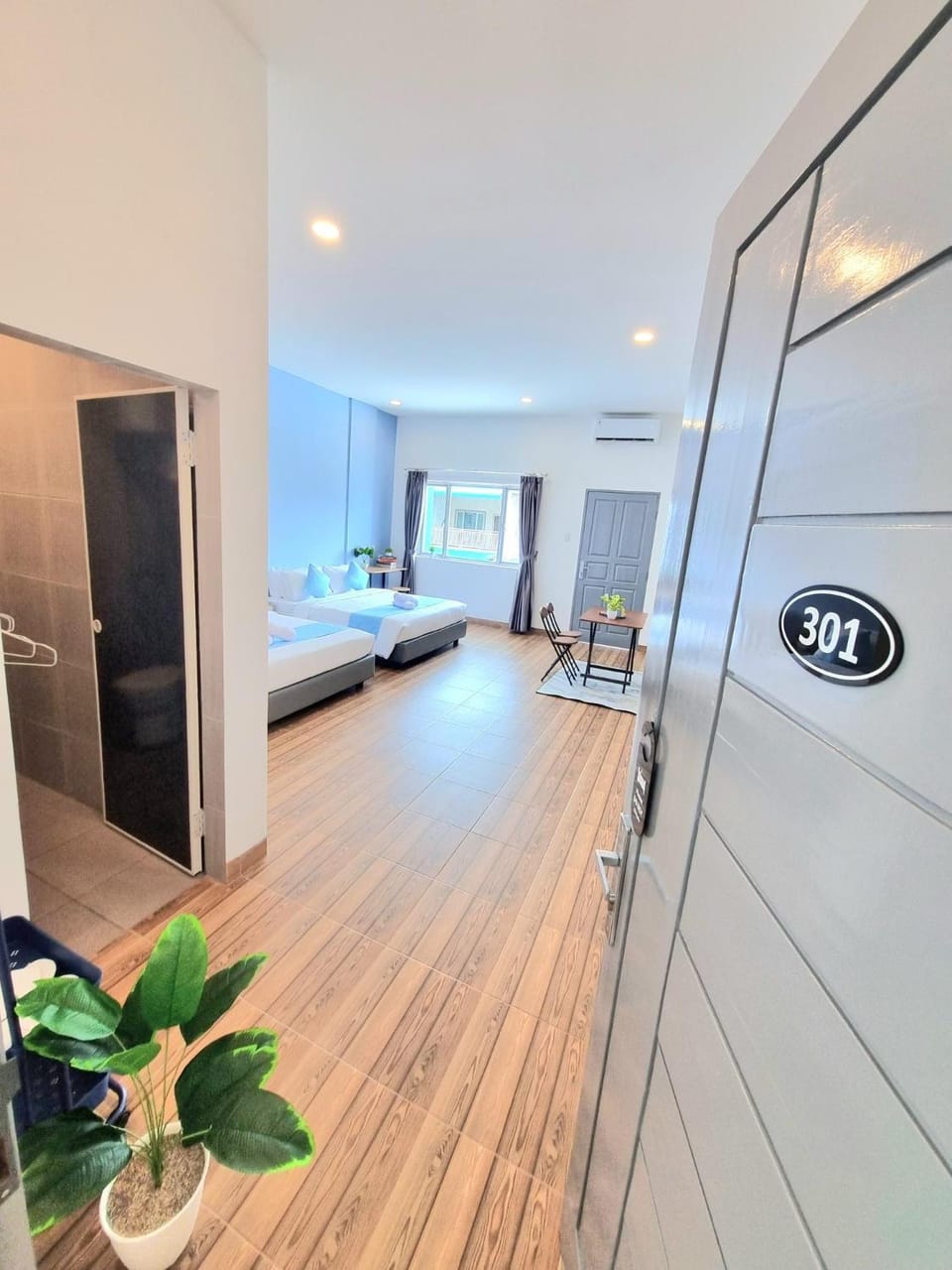 Toilet, Bed, Photo of the whole room, Bedroom