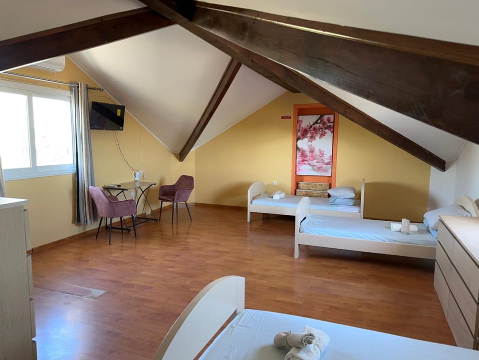 Bed, TV and multimedia, Photo of the whole room, Seating area, Bedroom