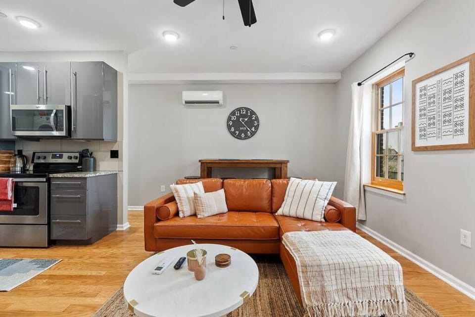 Beautiful 1BD With Balcony Hosted By StayRafa - 3F Apartment in Rittenhouse Square