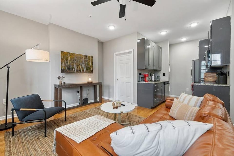 Beautiful 1BD With Balcony Hosted By StayRafa - 3F Apartment in Rittenhouse Square