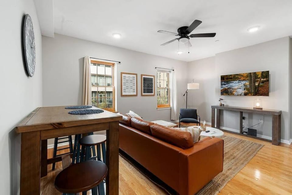 Beautiful 1BD With Balcony Hosted By StayRafa - 3F Apartment in Rittenhouse Square