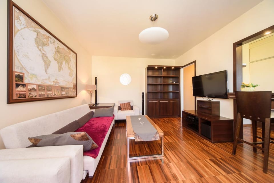 Communal lounge/ TV room, TV and multimedia, Living room, Seating area, Evening entertainment, hair dresser