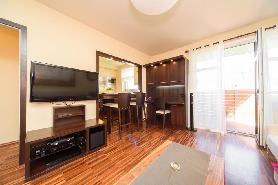 Communal lounge/ TV room, Kitchen or kitchenette, Living room, Seating area, Dining area, Evening entertainment