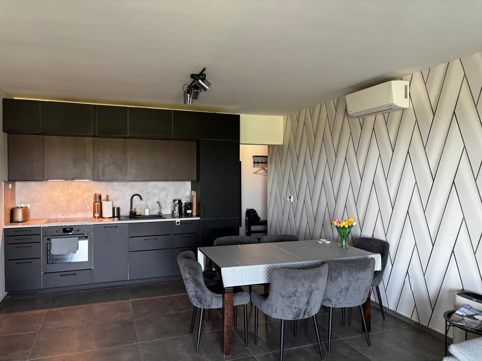 Coffee/tea facilities, Kitchen or kitchenette, Dining area, oven, stove, toaster