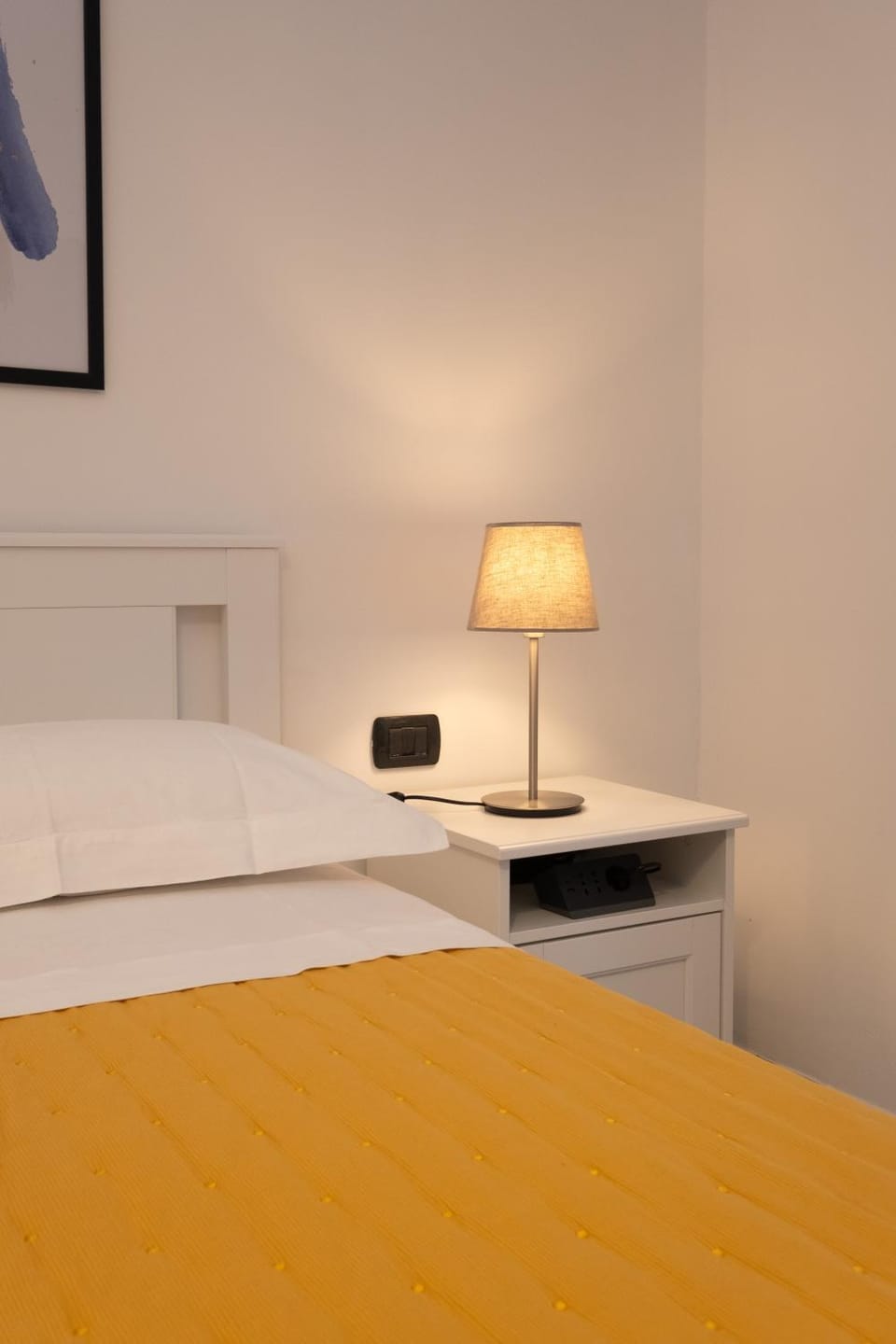 Bed, Bedroom, hair dresser