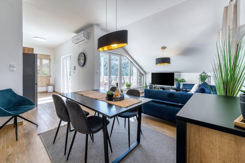 Communal lounge/ TV room, Seating area, Dining area, air conditioner