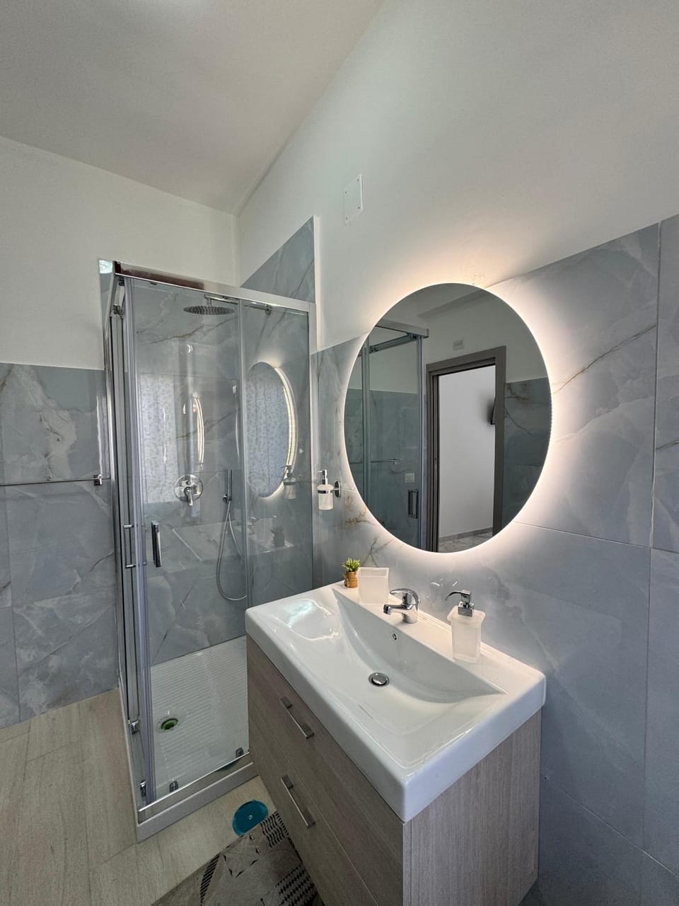 Shower, Bathroom, towels