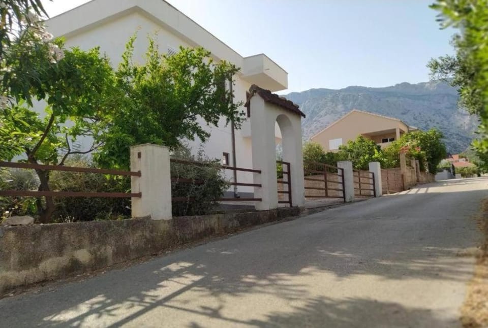 Property building, Mountain view, Street view