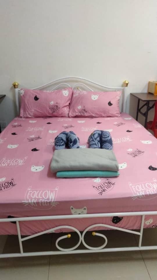 Bed, towels