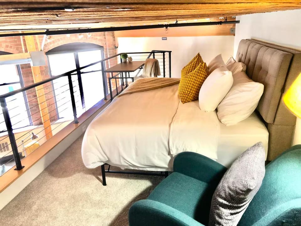 Massive Downtown Seattle Condo - Free Parking! Apartment in Belltown