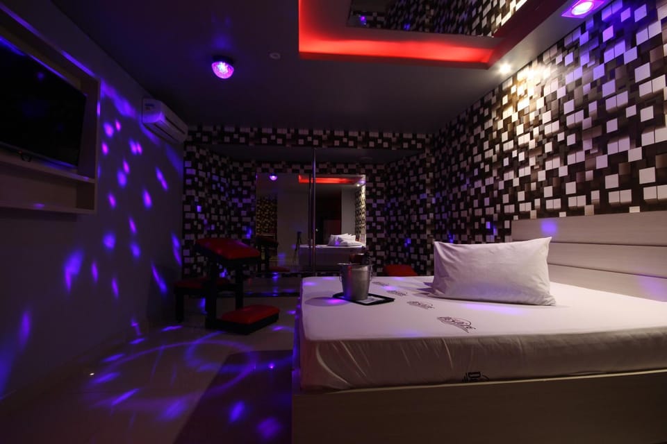 Bed, TV and multimedia, Photo of the whole room, Bedroom, air conditioner
