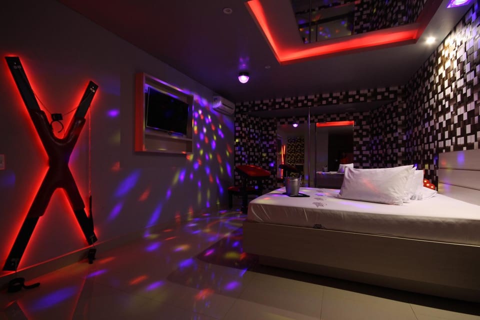 Bed, TV and multimedia, Photo of the whole room, Evening entertainment, Bedroom, air conditioner
