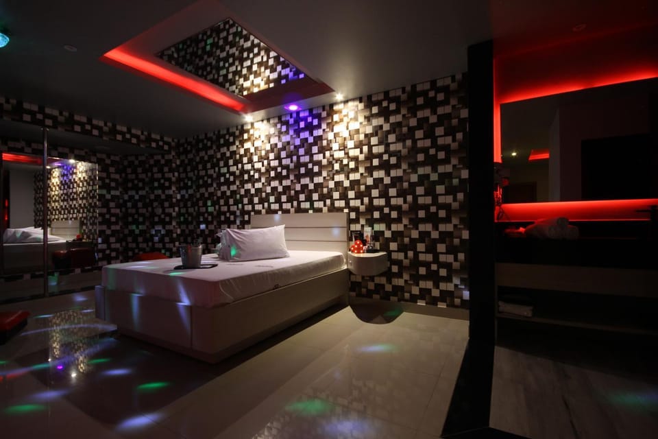 Bed, Bathroom, Photo of the whole room, Bedroom