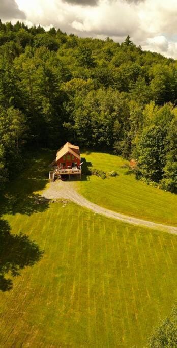 WhiSki Cabin *12-acres with mountain views!* Cabin in Chester