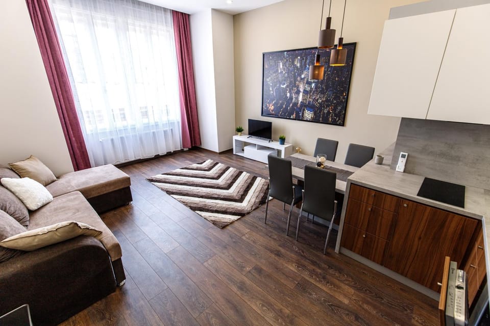 TV and multimedia, Kitchen or kitchenette, Living room, Seating area, Dining area