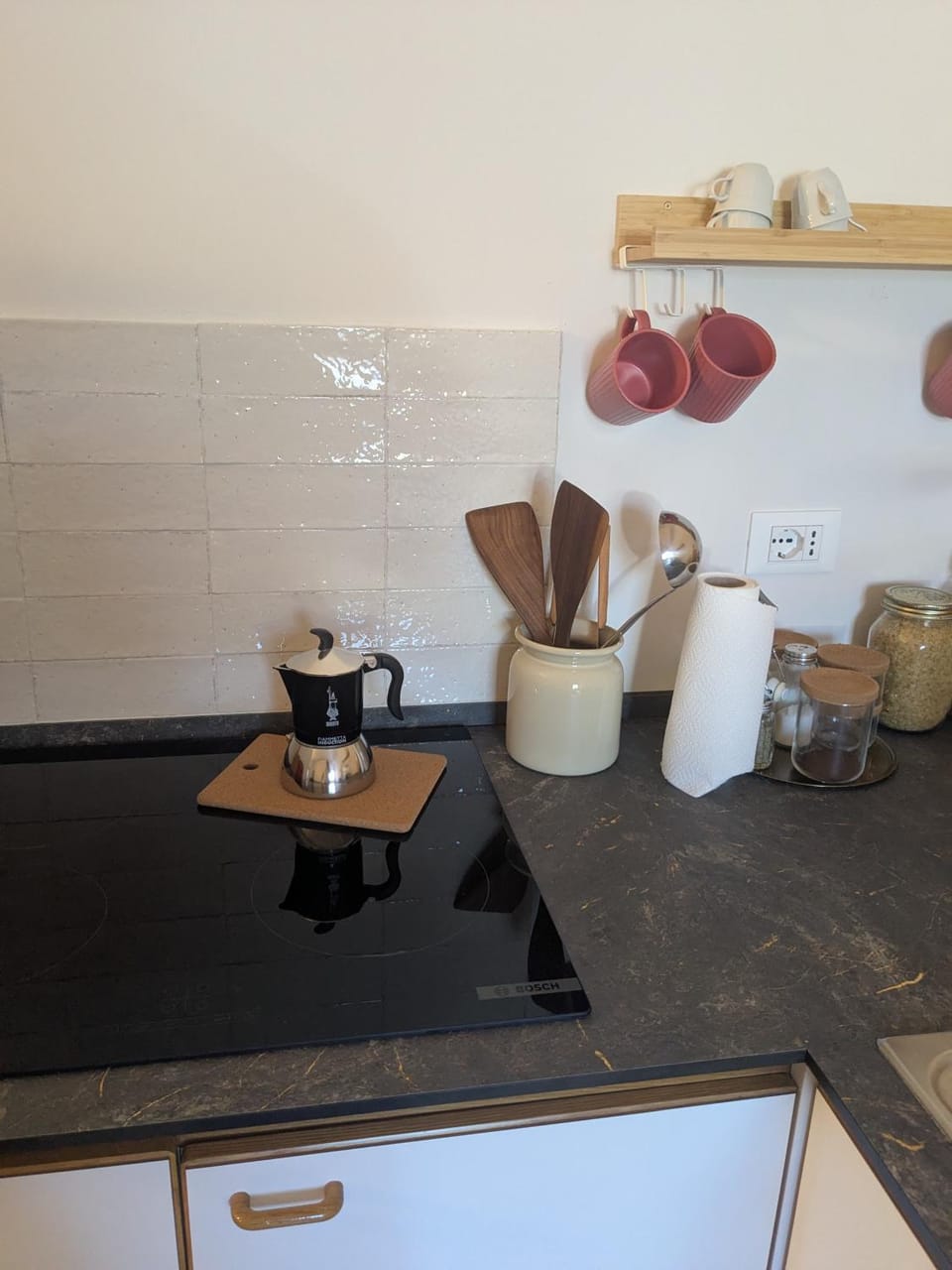 Coffee/tea facilities, Kitchen or kitchenette, Decorative detail, stove, kitchen