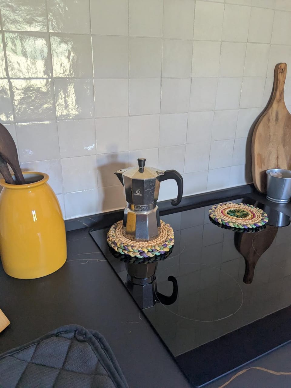 Coffee/tea facilities, Kitchen or kitchenette, Dining area, stove
