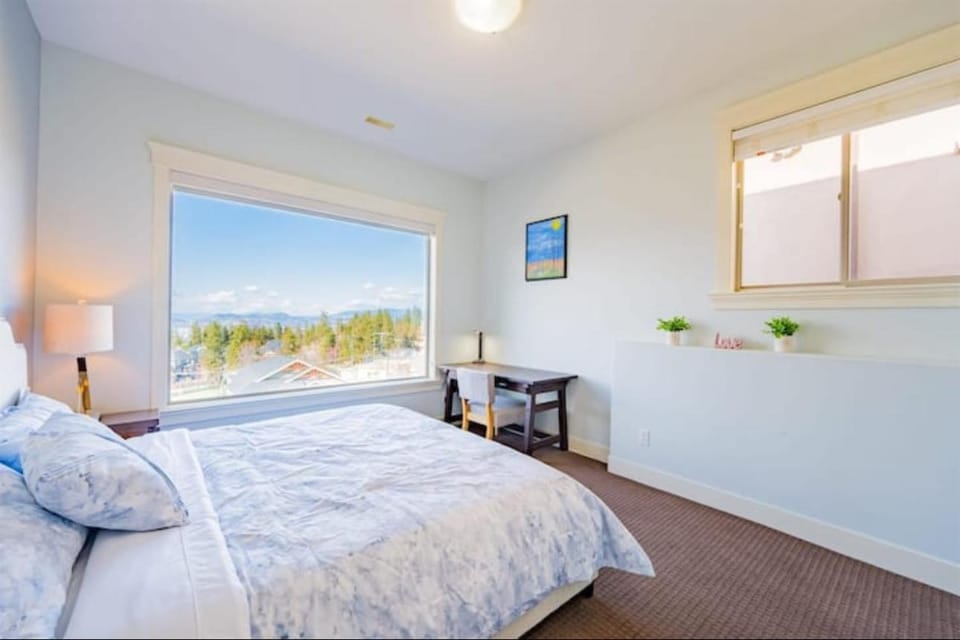 Bed, Photo of the whole room, Bedroom, Lake view, Mountain view