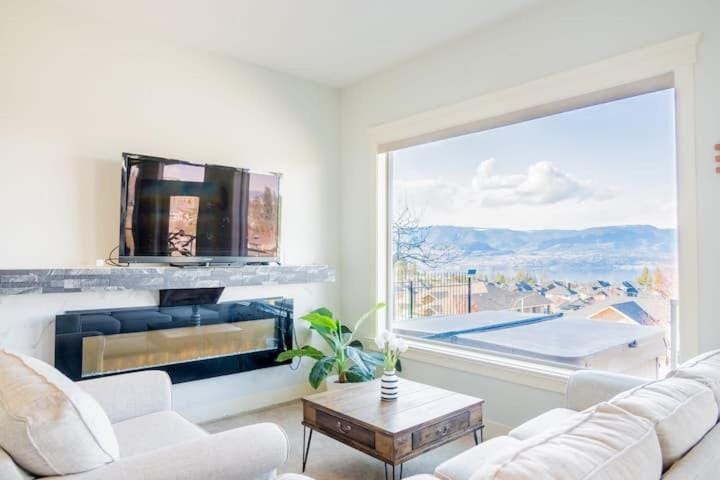 Communal lounge/ TV room, TV and multimedia, View (from property/room), Living room, Seating area, Evening entertainment, Mountain view