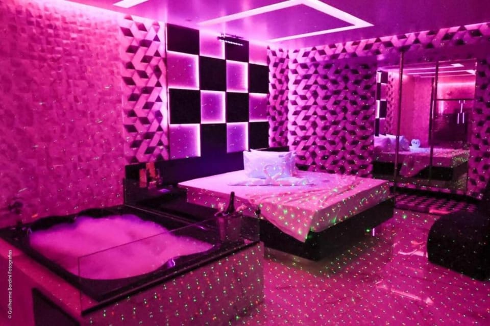 Bed, Hot Tub, Hot Tub, Bathroom, Bath